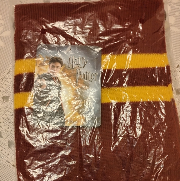 🆕 Harry Potter Gryffindor Patch Knit Scarf, Muticolor, One Size, Muticolor - Picture 9 of 10